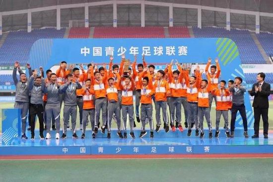 校园惊悚片子《蓝色项圈》，耗时3年准备，改编自畅销同名短篇小说，故事以每一个人都曾历过的升学压力为雏型成长，写实的手法加上诡异的剧情放置，切近学生糊口又惹人好奇，在2003年小说出刊时，引发高度的话题会商与回响。每一个黉舍都有一个传说，接待惠临爱达生中学...历来讲授形象完善、申明远播的「爱迪生中学」，传播著一个神祕的校园传说：「传闻成就欠好的同窗，只要进进420号房后还能活著出来，从此成就将会突飞大进…」。刚转学来到这里的天才学生叶群，对如许的传说感应嗤之以鼻，更对校内布满压力的氛围和扭曲的体系体例感应不成思议，纯真的他想要改变近况，却不知道一场诡异的风暴已直冲他而来！